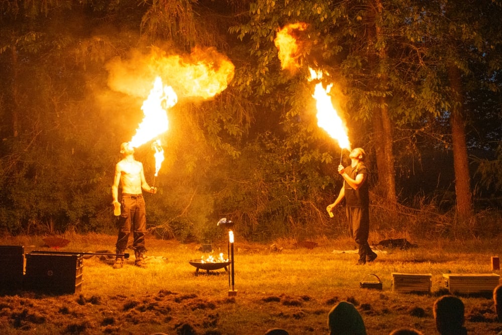 Zwei Feuerspucker